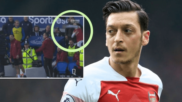 ปกป้องลูกพี่! โอซิล เดือดขว้างเสื้อโค้ทใส่ซิลวา