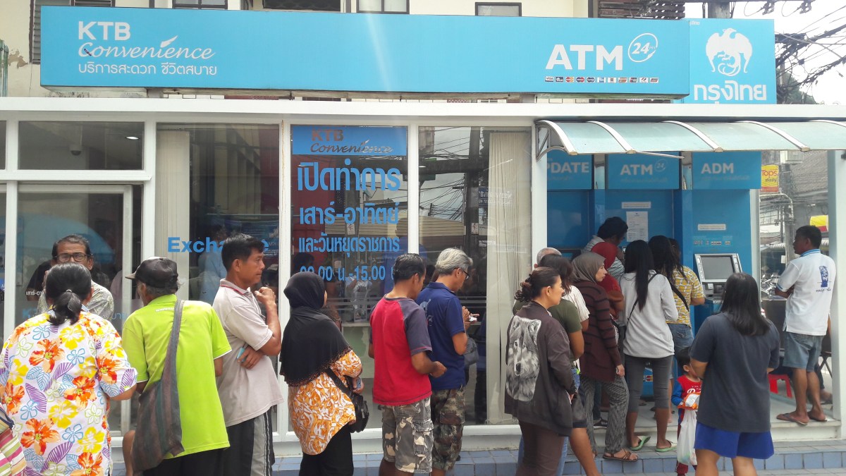 แห่กดเงินบัตรคนจน !! บางคนไปเก้อ ไม่รู้เงินเข้าบัญชีตามเลขบัตร ปชช.