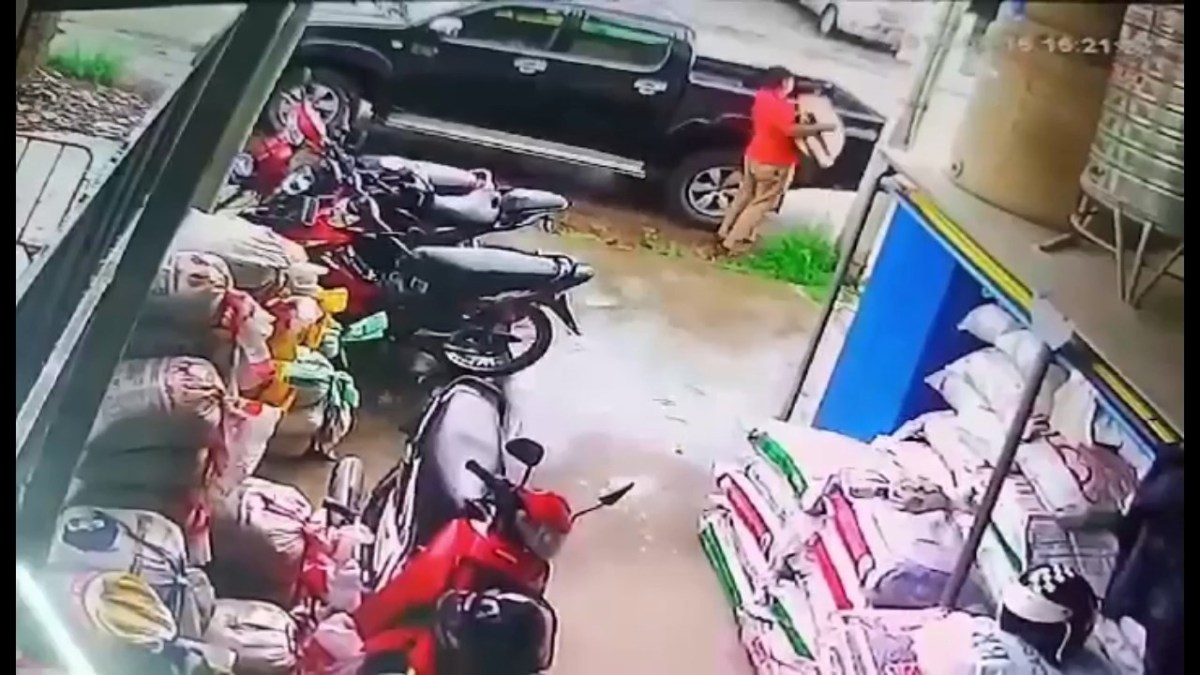 ยังไงกัน !!หนุ่มขนของใส่รถผิดคัน หญิงในรถเห็นกลับเฉย แถมเรียกสามีรีบขับหนี..คลิป