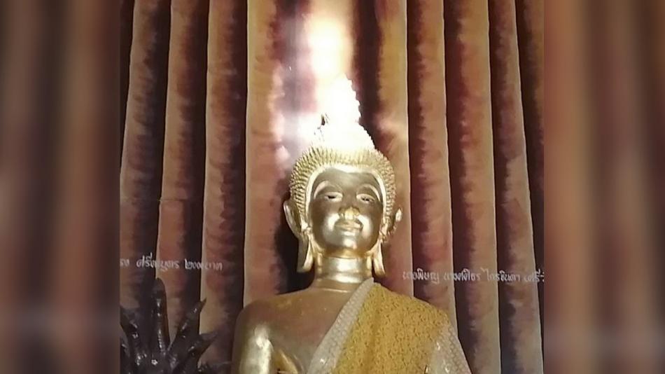 ชาวบ้านฮือฮาภาพลำแสงประหลาด บนเศียรพระประธานวัดวังหลวง..คลิป