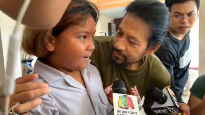 น่ารักมาก !!’น้องพิม’ หนูน้อย 10 ขวบ ทุบกระปุก 321 บาทสมทบ ‘บิณฑ์’ ทั้งที่บ้านตัวเองก็น้ำท่วม..คลิปข่าว