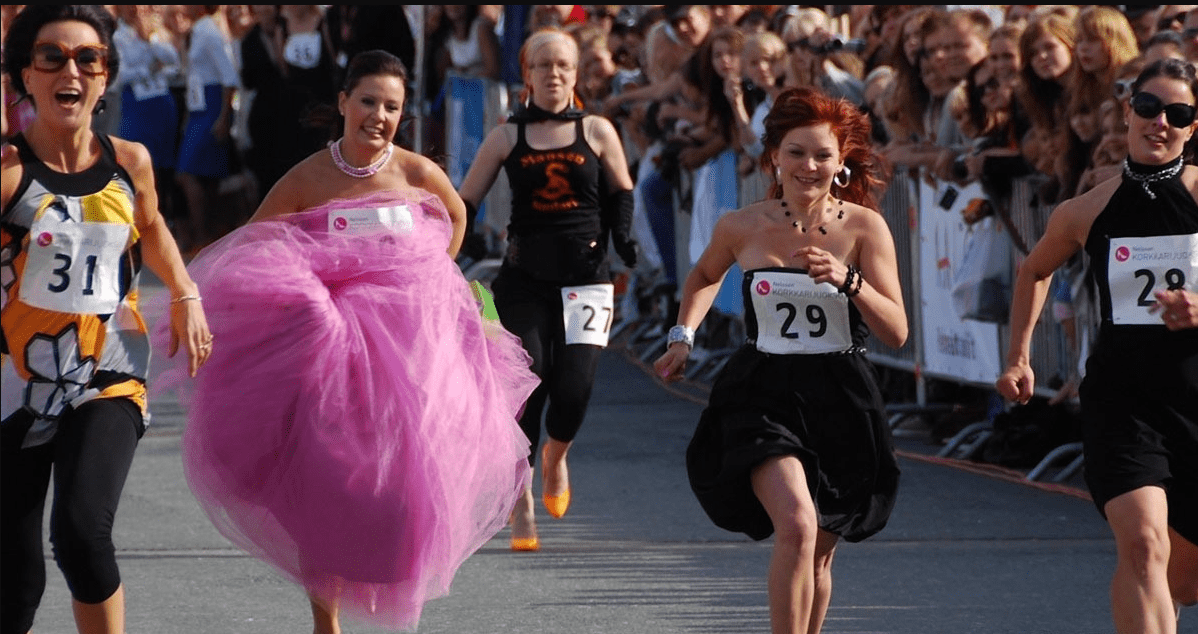 RUNNING IN HIGH HEELS (วิ่งเเข่งส้นสูง) กีฬาวิ่งเเข่งส้นสูง. มาต่อกันที่กีฬาที่มีไว้เพื่อสาวๆ โดยเฉพาะกัน กับกีฬาวิ่งแข่งส้นสูง!