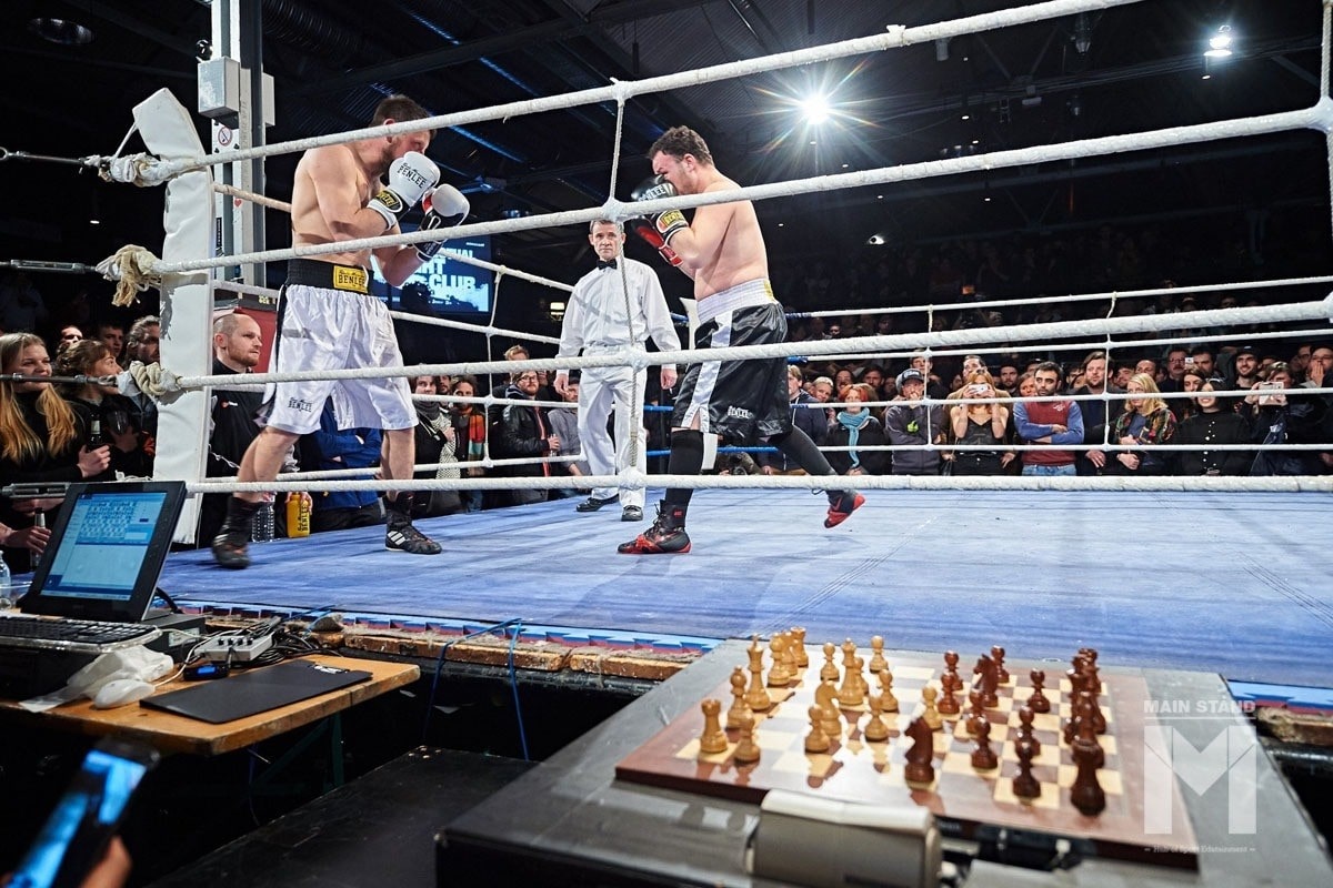 CHESS BOXING มวยหมากรุก คือกีฬาที่มีส่วนผสมสุดแปลกระหว่างมวยสากล กับหมากรุกสากล โดยผู้เข้าแข่งขันจะต้องต่อสู้สลับยกกันระหว่างกระดานหมากรุกและเวทีมวย