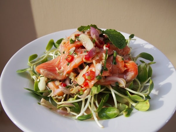 เมนูอาหารเพื่อสุขภาพ ยำแซลมอนต้นอ่อนทานตะวัน เป็นอีกหนึ่งเมนูสำหรับคนที่ลดน้ำหนักอยู่