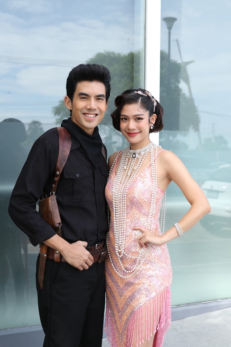 เพลงรักเจ้าพระยา เรื่องย่อละครช่อง One เตรียมพาทุกคนย้อนยุคไปสู่ปี พ.ศ. 2500 พร้อมหรือยังที่จะครื้นเครงไปกับบรรยากาศย้อนยุคเคล้าเสียงเพลง