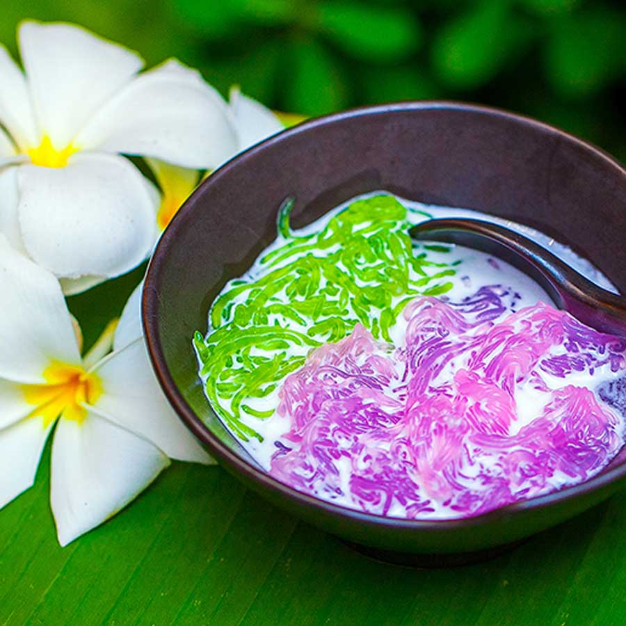 รับขนมหวานไทยสักถ้วยหน่อยไหม ? เมนู ซ่าหริ่ม เส้นเหนียวนุ่มหลากสีมาพร้อมน้ำเชื่อมกะทิกลิ่นหอม โปะน้ำแข็งหน่อยอร่อยสดชื่น