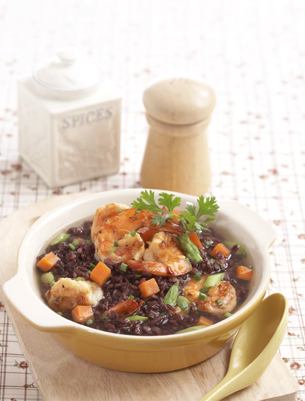 ข้าวกล้องหรือข้าวไรซ์เบอร์รี เป็นอาหารฤทธิ์เย็น อยากแนะนำเมนูข้าวต้มไรซ์เบอร์รีกุ้งกระเทียม สูตรใส่น้ำซุปไก่ เพิ่มผักสีสันตามชอบ ราดกุ้งผัดกระเทียม และโรยผักชี