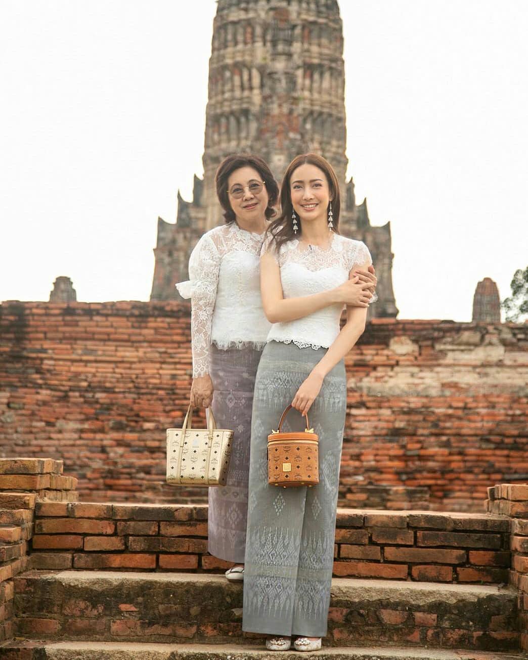 ลุคสวยหวานที่คุ้นเคย แต้ว ณฐพร สวมชุดเสื้อลูกไม้กับผ้าไหมมัดหมี่ทำบุญที่อยุธยา. สวยสดใสแฮปปี้สุดๆ