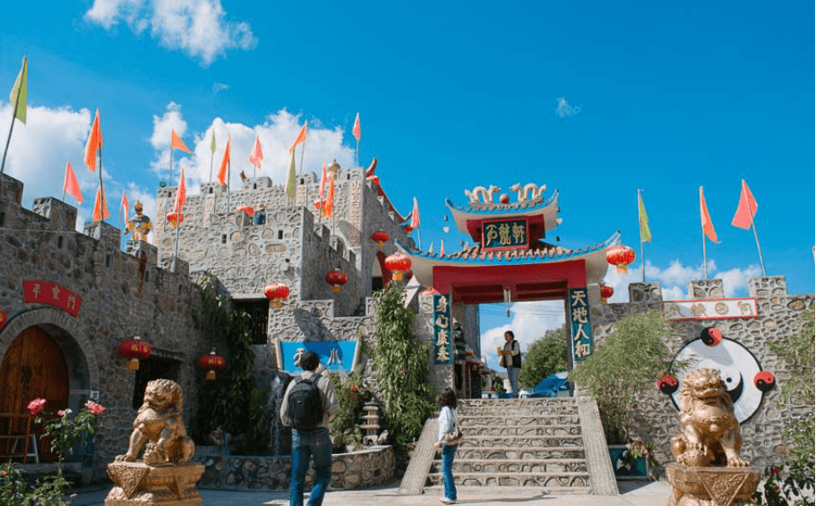 หมู่บ้านสันติชล เป็นวิวภูเขาสวยงาม เป็นหมู่บ้านของชาวเขาเชื้อสายจีนยูนนานที่อพยพเข้ามา