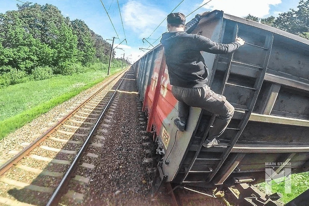 TRAIN SURFING (โหนรถไฟ) หนึ่งกีฬายอดฮิตที่หวาดเสียวสุดๆ ไม่เชื่อก็ต้องเชื่อว่าสิ่งนี้สามารถเรียกว่าเป็นกีฬาได้ แม้ว่าจะเป็นกีฬาที่ผิดกฎหมาย