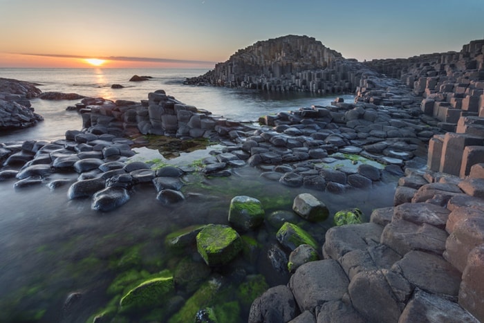 ชมความมหัศจรรย์อันน่าทึ่งของ Giant’s Causeway หรือ ทางเดินยักษ์ พื้นที่แห่งหินปูนรูปทรงหกเหลี่ยมที่ตั้งเรียงรายในไอร์แลนด์เหนือ