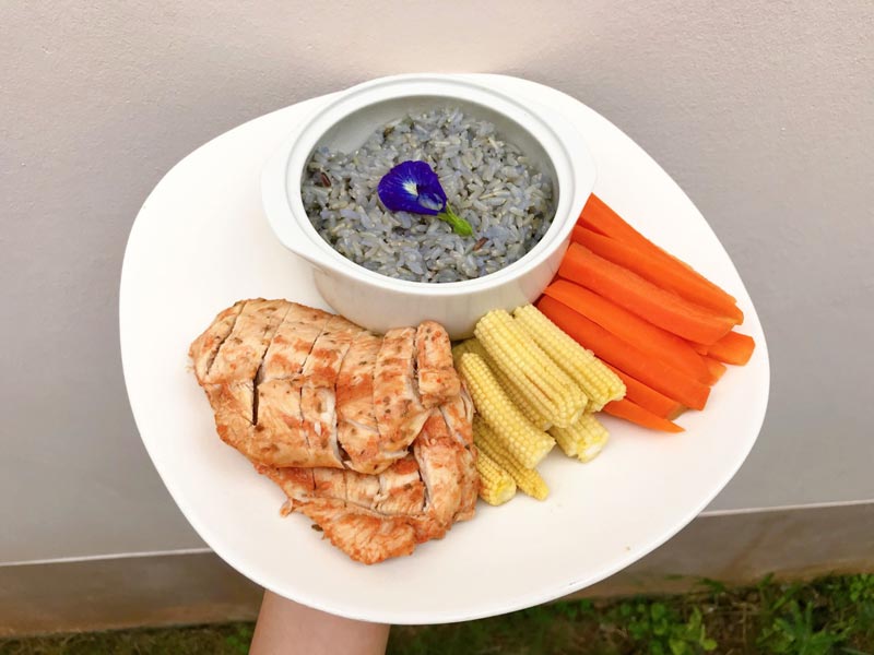 เด็กหอเลิฟเลย กับเมนู อกไก่หมักซอสแดง สูตรอาหารคลีนทำง่ายด้วยไมโครเวฟ มาพร้อมข้าวกล้องอัญชันและผักนึ่ง กินมื้อไหนก็อร่อย