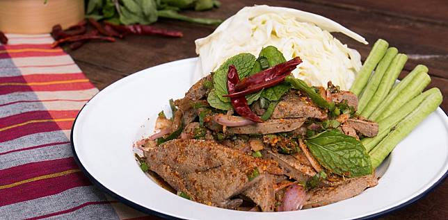 ใครอยากเติมธาตุเหล็กขอแนะนำเมนู ตับหวาน สูตรนี้มาพร้อมกับวิธีหมักตับให้นุ่มไม่กระด้างด้วยนมสด ใส่หอมแดง ผักชีฝรั่ง และผักชีไทย ที่ขาดไม่ได้เลยคือ ข้าวคั่ว