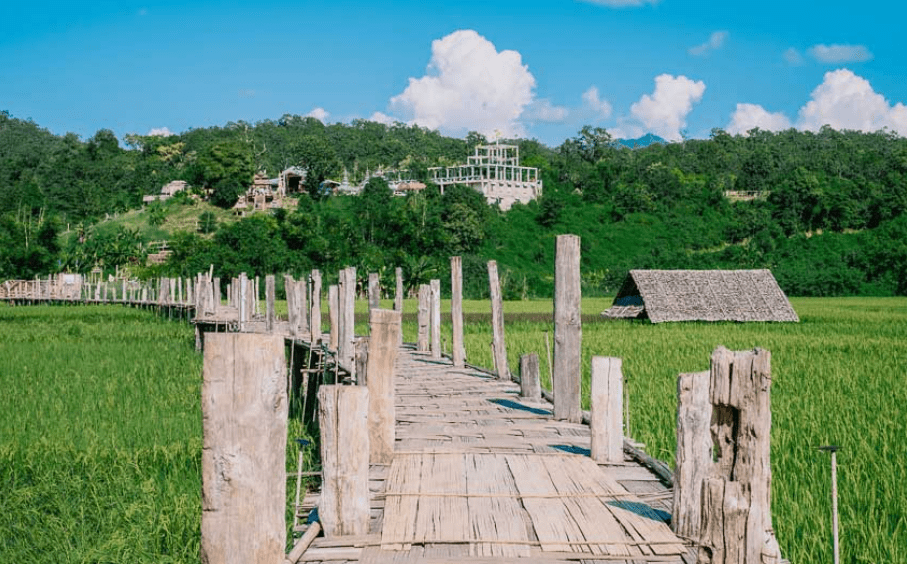 สะพานไม้ไผ่แห่งศรัทธา  ด้วยพลังแห่งศรัทธาและการร่วมแรงร่วมใจของชาวบ้านที่ก่อประสานกันเป็นสะพาน