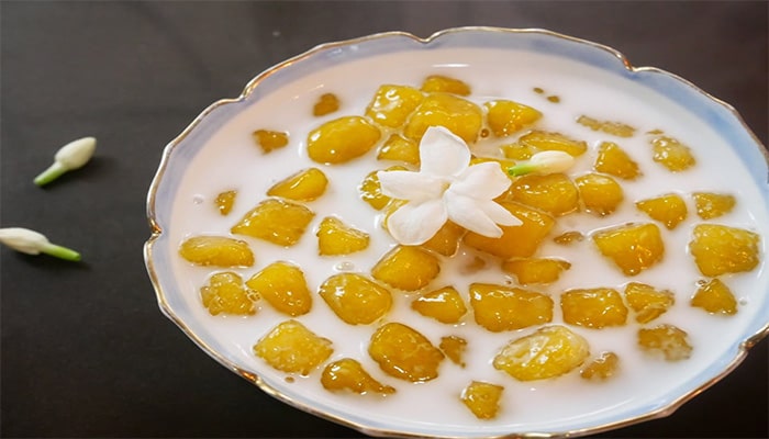 พิสูจน์มาแล้วว่าเด็ดจริง ตื่นเช้ามานั่งปั้น บัวลอยแก้วฟักทอง กันเถอะ แป้งเหนียวนุ่มสีสวยแบบธรรมชาติ ราดกะทิใบเตยกลิ่นหอม ถ้าอยากใส่เครื่องเคราเพิ่มก็จัดไป ! บอกเลยว่าแค่ถ้วยเดียวไม่อิ่มหรอกนะ