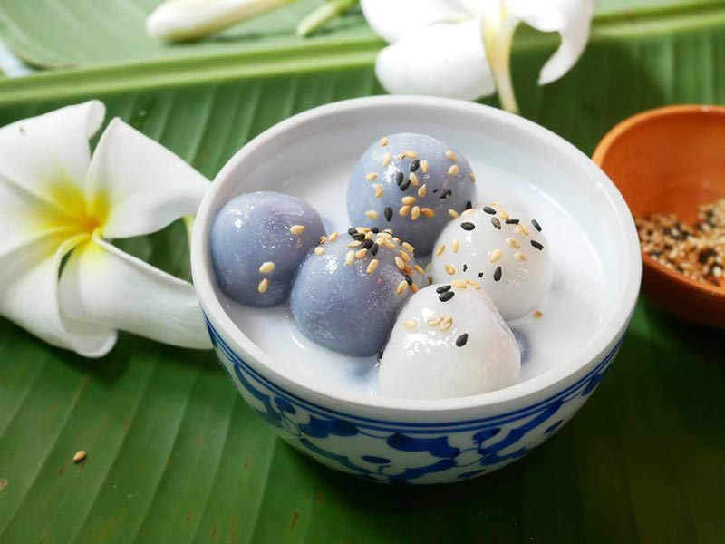 น่าลองทำจริง ๆ สำหรับ ขนมโคกะทิสดไส้มันม่วง ประยุกต์จากตำรับปักษ์ใต้ที่คุ้นเคย แป้งนุ่มเคี้ยวเพลินราดน้ำกะทิหอมกลิ่นงาคั่ว