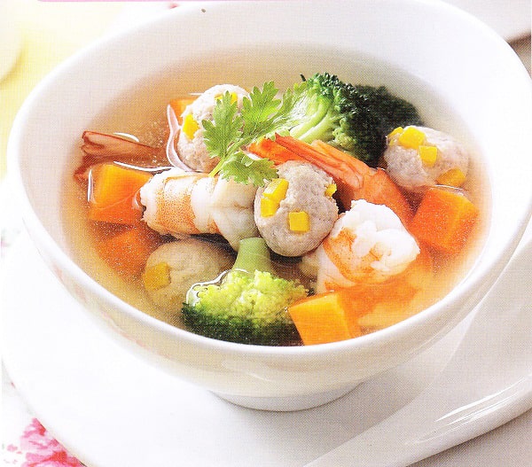 มาต่อกันที่เมนู แกงจืดฟักทองหมูสับ จับหมูสับหมักกับเครื่องปรุง ใส่ฟักทองลงไปด้วยแล้วปั้นก้อนกลม เอาไปต้มกับน้ำซุปจนสุก ใส่กุ้งสดลงไปด้วย เพิ่มสีสันด้วยบรอกโคลี แครอต ต้นหอม&nbsp;และผักชี