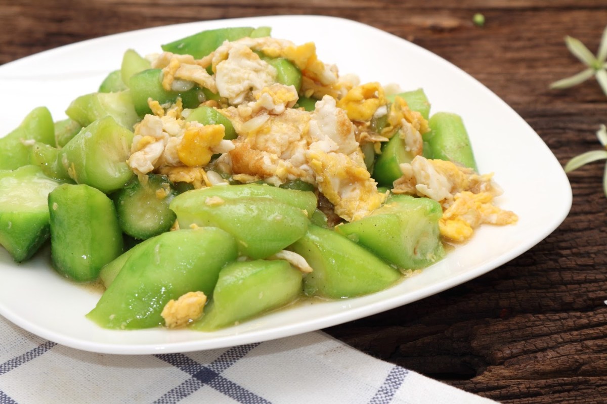 ผัดผักจานนี้แทบไม่ต้องเคี้ยวเลยเพราะนิ่มมาก ขอนำเสนอเมนู ผัดบวบใส่ไข่ จะใช้ไข่ไก่เหมือนในสูตรหรือใช้ไข่เป็ดก็ได้นะคะ พอผัดจนบวบนิ่มและไข่สุกก็อย่ารอช้า ตักมาโปะข้าวร้อน ๆ&nbsp;เลยจ้า