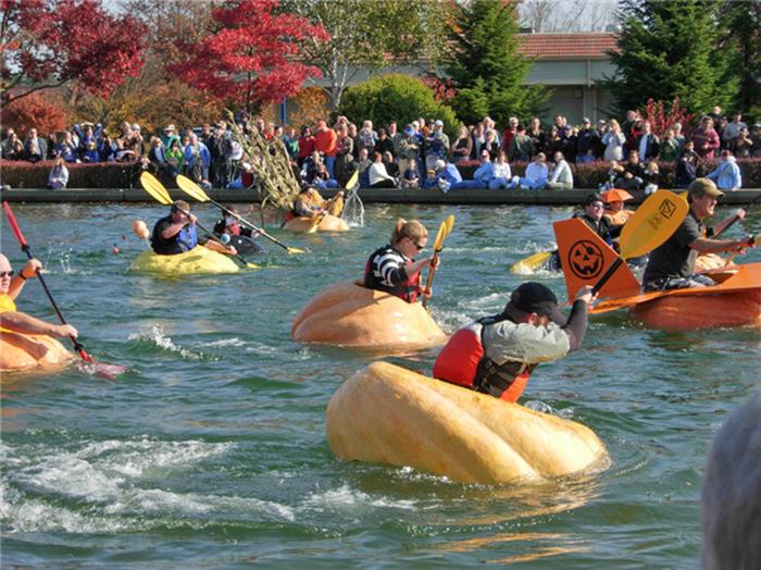 GIANT PUMPKIN KAYAKING (พายเรือฟักทอง) เป็นอีกหนึ่งกีฬาที่ไม่มีใครรู้จัก หาดูได้ยากมาก เทศกาลใหญ่ที่ผู้คนจะแข่งขันกันพายเรือคายัคที่เป็นฟักทองยักษ์กันอย่างสนุกสนาน