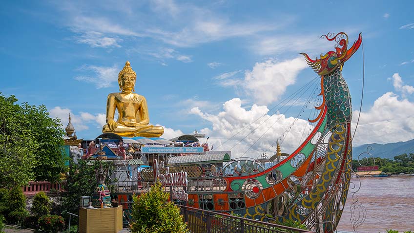 สามเหลี่ยมทองคำ เป็นอีกหนึ่งสถานที่ท่องเที่ยว ที่ไม่เคยมีใครเคยได้ยินมาก่อน ถือว่าเป็นที่เที่ยวที่มีชื่อเสียงโด่งดังอย่างมาก ของจังหวัดเชียงราย