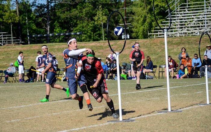 QUIDDITCH (ควิดดิตช์)  เป็นกีฬาเชื่อมสัมพันธ์ระหว่างบ้านพักนักเรียนแต่ละหลัง ซึ่งบ้านที่มักได้รับแชมป์ในการแข่งขัน คือ&nbsp;กริฟฟินดอร์