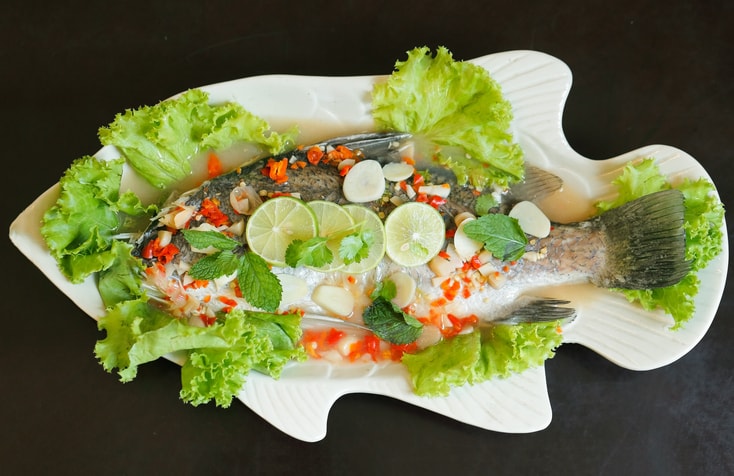 เข้าคิวมื้อเที่ยงนี้ได้เลยสำหรับเมนูปลาเก๋านึ่งมะนาว เนื้อนุ่มย่อยง่ายกับน้ำยำสุดจี๊ด จะกินกี่ชิ้นก็จัดไป ไม่อิ่มก็ทำเพิ่ม ถ้าของสดเหลือก็เอาไว้ทำวันหลังก็ได้นะ