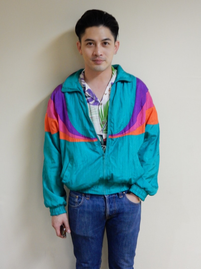 แม็กซ์ เจนมานะ  ตีแผ่อีกด้านของสังคมผ่านบทเพลง “โต๊ะจีน” เพลงที่สะท้อนแทนความรู้สึก … กี่สมัย สังคมก็ยังมีเรื่องของปัญหาการคอรัปชั่น